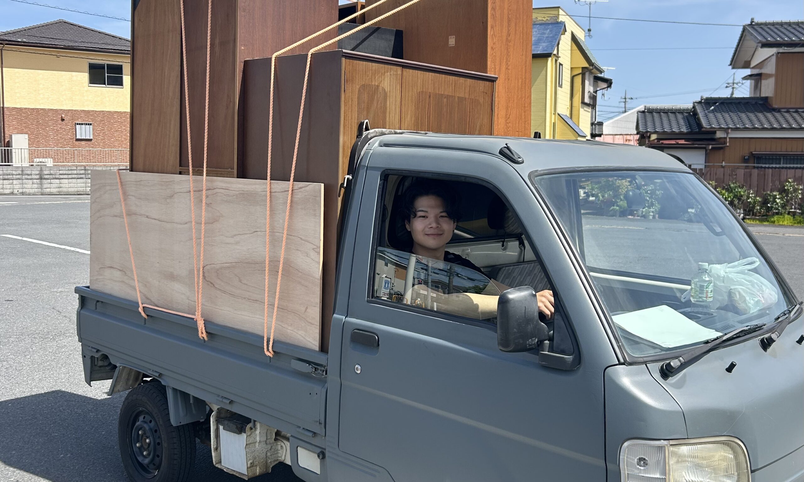 不用品回収で軽トラックに荷物を積み込んでいる様子の写真